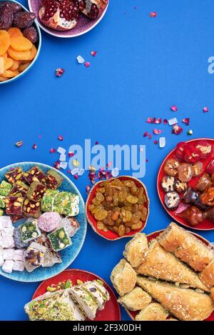 Baklava, Halva, rahat Lokum, Sherbet, Nüsse, Pistazien, Datteln, Rosinen, getrocknete Aprikosen, Churchkhela. Verschiedene traditionelle östliche Desserts, arabisch Stockfoto