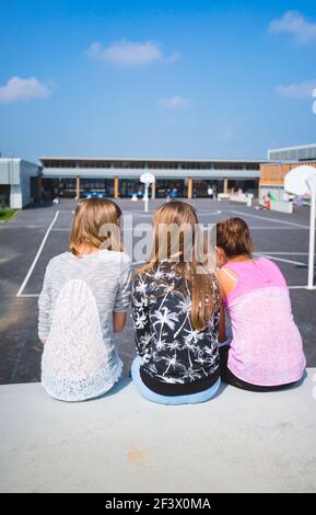 Atmosphäre mit den Schülern auf dem Schulhof des Gymnasiums „College Simone Veil“ in Crevin (Bretagne, Nordwestfrankreich). Drei Mädchen sehen Stockfoto