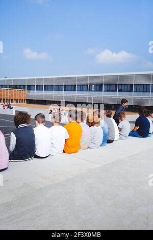 Atmosphäre mit den Schülern auf dem Schulhof des Gymnasiums „College Simone Veil“ in Crevin (Bretagne, Nordwestfrankreich). Jungs aus der Sicht Stockfoto