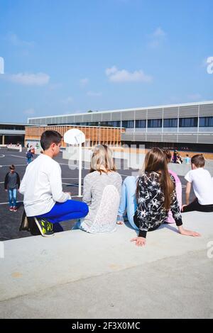 Atmosphäre mit den Schülern auf dem Schulhof des Gymnasiums „College Simone Veil“ in Crevin (Bretagne, Nordwestfrankreich) Stockfoto