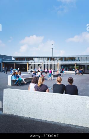 Atmosphäre mit den Schülern auf dem Schulhof des Gymnasiums „College Simone Veil“ in Crevin (Bretagne, Nordwestfrankreich) Stockfoto