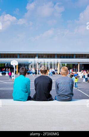 Atmosphäre mit den Schülern auf dem Schulhof des Gymnasiums „College Simone Veil“ in Crevin (Bretagne, Nordwestfrankreich). Drei Jungen angesehen Stockfoto