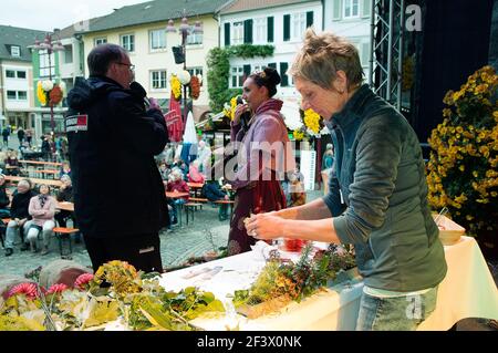 Lahr, Marktplatz: »Natur, Gestalten, Herbstzauber« zur Chrysanthema mit Johanna harter, Lea Johanna Krauss (Lea I.) und Moderator Matthias Drescher. Stockfoto