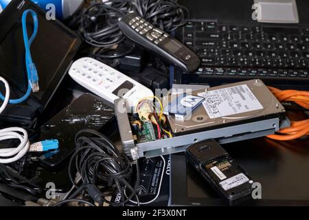 Elektro- und Elektronikschrott: Verschiedene Kabel, Computer, Telefone, Smartphones, Geräte und gebrauchte elektronische Komponenten für die Abfallentsorgung. Stockfoto