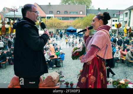 Lahr, Marktplatz: »Natur, Gestalten, Herbstzauber« zur Chrysanthema mit Johanna harter, Lea Johanna Krauss (Lea I.) und Moderator Matthias Drescher. Stockfoto