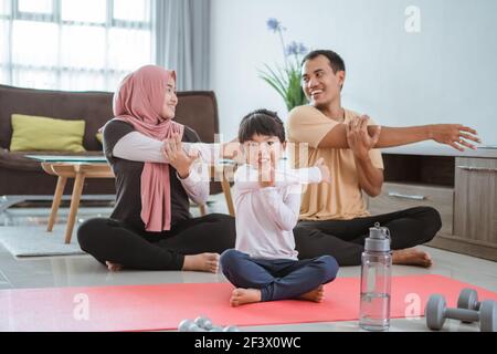 Schöne Familie zu Hause zusammen trainieren Stockfoto