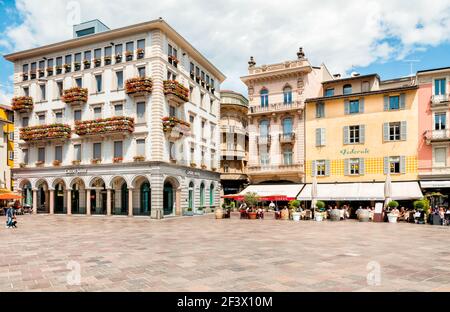 Lugano, Tessin, Schweiz - 29. Mai 2014: Blick auf die Piazza della Riforma mit vielen Bars, Restaurants und Bistros, ist der Hauptplatz im historischen Zentrum Stockfoto