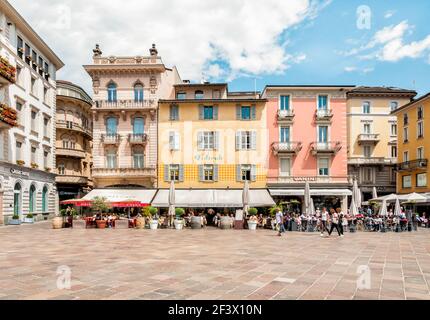 Lugano, Tessin, Schweiz - 29. Mai 2014: Blick auf die Piazza della Riforma mit vielen Bars, Restaurants und Bistros, ist der Hauptplatz im historischen Zentrum Stockfoto