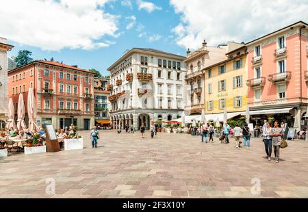 Lugano, Tessin, Schweiz - 29. Mai 2014: Blick auf die Piazza della Riforma mit vielen Bars, Restaurants und Bistros, ist der Hauptplatz im historischen Zentrum Stockfoto