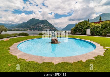 Die Acquaiola Skulptur am Wasserbrunnen am Luganersee in Lugano Paradiso, Tessin, Schweiz Stockfoto