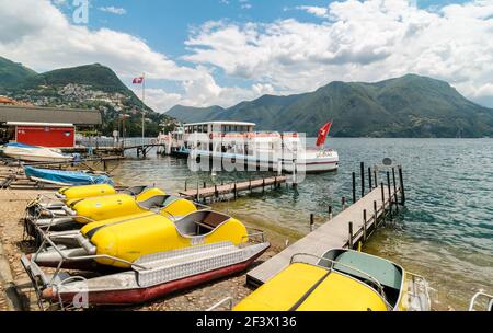 Lugano, Tessin, Schweiz - 29. Mai 2014: Fährboot und Bootsverleih an der Anlegestelle am Ufer des Luganer Sees im Zentrum von Lugano. Stockfoto