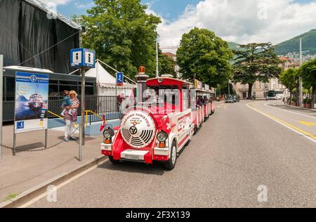 Lugano, Tessin, Schweiz - 29. Mai 2014: Roter Touristenzug im Zentrum von Lugano wartet auf Touristen, die sie durch die Stadt tragen. Stockfoto