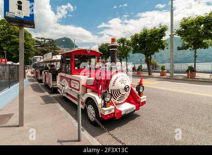 Lugano, Tessin, Schweiz - 29. Mai 2014: Roter Touristenzug im Zentrum von Lugano wartet auf Touristen, die sie durch die Stadt tragen. Stockfoto