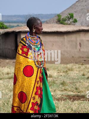 Alte Masai Frauen in farbenfroher traditioneller Kleidung in einem Masai Dorf, Masai Mara, KENIA- 19.August 2010. Stockfoto