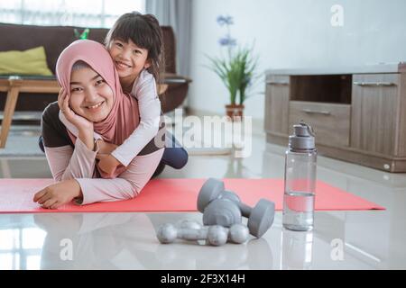 Familie Frau und Kind genießen das Training zu Hause Stockfoto