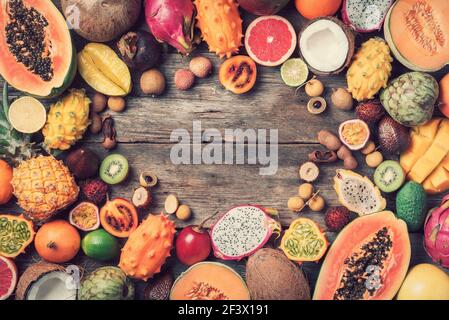 Auswahl an tropischen Früchten Konzept. Exotische Früchte - Ananas, Papaya, Mango, annona, Banane, Pitahaya, Kiwano, afrikanische Hornmelone, Tamarillo Stockfoto