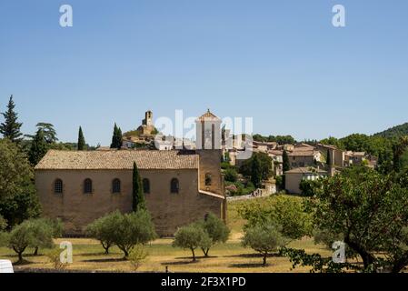 Lourmarin (Südostfrankreich): Übersicht über das Dorf mit dem protestantischen Tempel im Vordergrund Stockfoto