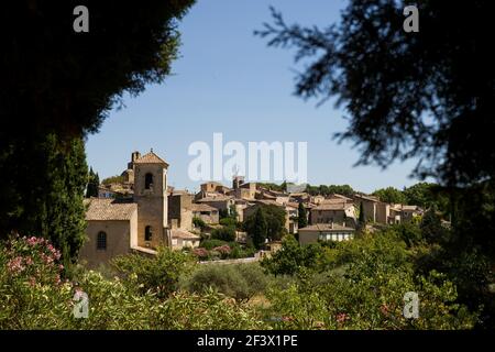 Lourmarin (Südostfrankreich): Überblick über das Dorf. Links der evangelische Tempel Stockfoto