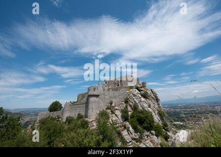 Saint-Peray (Südostfrankreich): Ruinen des Chateau de Crussol, eine mittelalterliche Festung aus dem 12th. Jahrhundert, die als Nationalhistorisierende registriert wurde Stockfoto