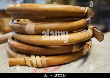 Villemer (Paris area), September 2020 : Maison Gatti’s workshop, rattan furniture maker, close up shot of rattan. Outdoor rattan and wicker manufactur Stockfoto