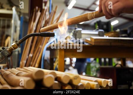 Villemer (Pariser Gegend), September 2020 : Werkstatt des Maison Gatti, Rattan-Möbelhersteller. Nahaufnahme der Hände des Arbeiters. Rattan und wicke im Freien Stockfoto