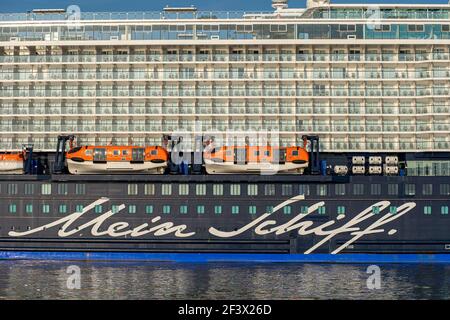 Kreuzfahrtschiff Mein Schiff 4 bei Eurogate in Bremerhaven Stockfoto