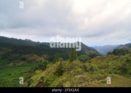 Marquesas-Inseln, Französisch-Polynesien: Übersicht über die grünen Berge vom Toovii-Plateau, Nuku Hiva Stockfoto