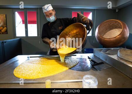 Konditorei, Süßwarenherstellung im Süßwarengeschäft „Confiserie Florian“ in Nizza (Südostfrankreich), traditionelle Produktion. Abkühlung von Glukosesirup Stockfoto