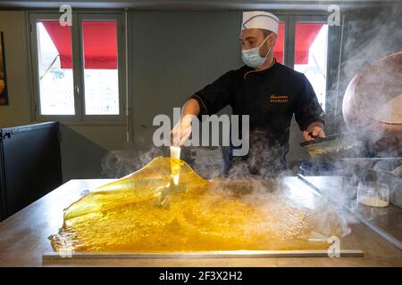 Konditorei, Süßwarenherstellung im Süßwarengeschäft „Confiserie Florian“ in Nizza (Südostfrankreich), traditionelle Produktion. Kühlung von Glukosesirup, Stockfoto