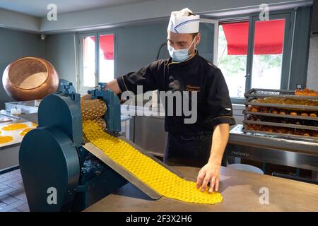 Konditorei, Süßwarenherstellung im Süßwarengeschäft „Confiserie Florian“ in Nizza (Südostfrankreich), traditionelle Produktion. Der Teig ist zu mak geformt Stockfoto