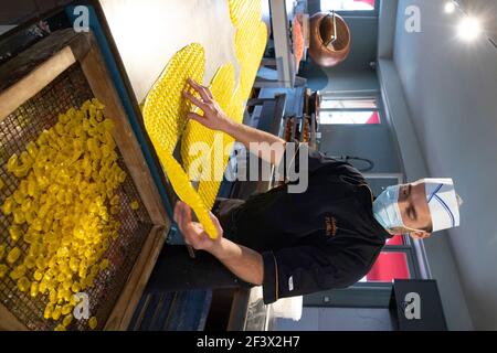 Konditorei, Süßwarenherstellung im Süßwarengeschäft „Confiserie Florian“ in Nizza (Südostfrankreich), traditionelle Produktion. Der Teig ist zu mak geformt Stockfoto