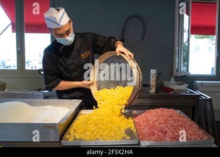 Konditorei, Süßwarenherstellung im Süßwarengeschäft „Confiserie Florian“ in Nizza (Südostfrankreich), traditionelle Produktion. Bonbonglasur, Zuckerguss Stockfoto