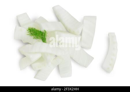 Frische Fenchel Zwiebel Scheiben isoliert auf weißem Hintergrund mit Clipping-Pfad. Draufsicht. Flach liegend Stockfoto