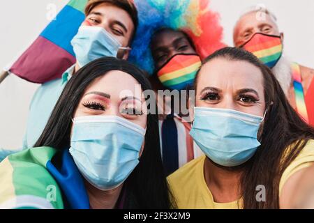 Multirassische Homosexuell Freunde nehmen ein Selfie bei LGBT Parade während Coronavirus Outbreak - Fokus auf rechts ziehen Königin Gesicht Stockfoto