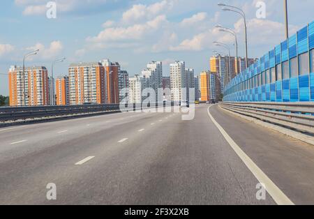 Der Verkehr in der grossen Stadt im Sommer Stockfoto