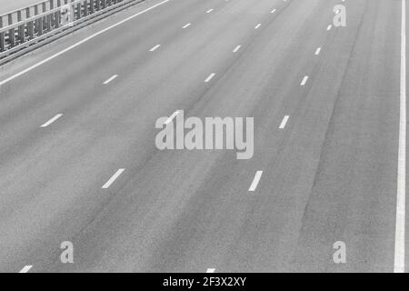 Neue Markierung auf der asphaltierten Autobahn Stockfoto