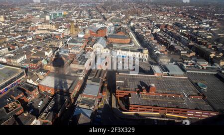 Ein allgemeiner Blick vom Blackpool Tower of the Winter Gardens in Blackpool, Lancashire. Bilddatum: Dienstag, 16. März 2021. Stockfoto
