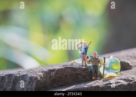 Fun Konzept des Abenteuers. Mini-Wanderer auf Felsen, breite Outdoor, Makro-Shooting Stockfoto