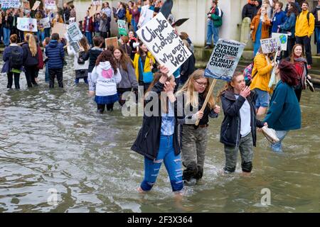 Studenten und Schulkinder aus Bristol, die Plakate und Schilder zum Klimawandel tragen, sind beim Protest vor dem Rathaus von Bristol abgebildet. 15-03-2019 Stockfoto