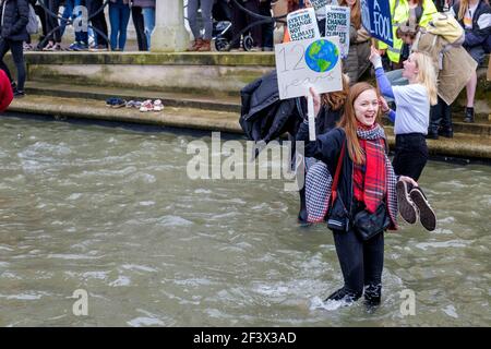 Studenten und Schulkinder aus Bristol, die Plakate und Schilder zum Klimawandel tragen, sind beim Protest vor dem Rathaus von Bristol abgebildet. 15-03-2019 Stockfoto