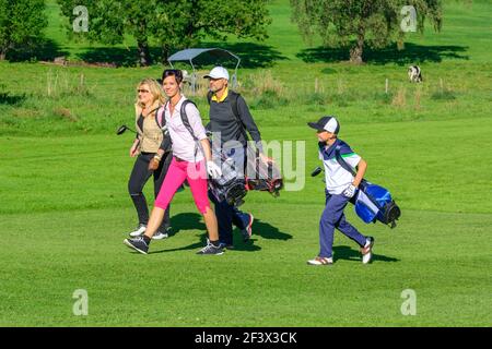 Eine Gruppe von Golfern ist entspannt auf dem Fairway. Golf, ein kommunikativer Freizeitsport ... Stockfoto