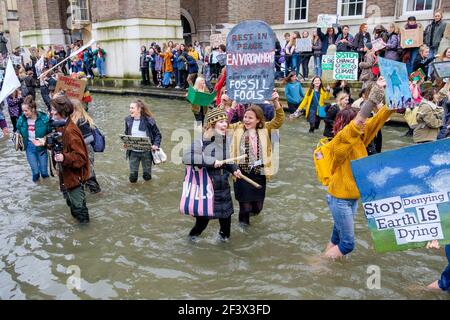 Studenten und Schulkinder aus Bristol, die Plakate und Schilder zum Klimawandel tragen, sind beim Protest vor dem Rathaus von Bristol abgebildet. 15-03-2019 Stockfoto