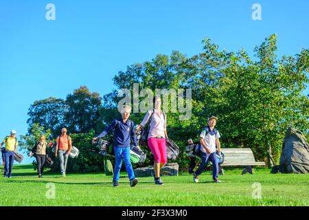 Eine Gruppe von Golfern ist entspannt auf dem Fairway. Golf, ein kommunikativer Freizeitsport ... Stockfoto