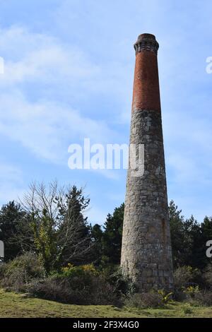 Solitary Zinn Mine Schornstein Stockfoto