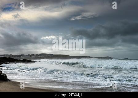 Wellen brechen in starkem Offshore-Wind in der Fistral Bay in Newquay in Cornwall. Stockfoto