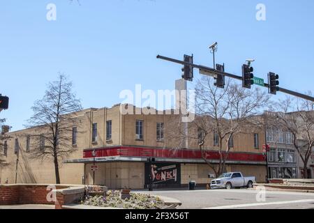 Augusta, GA USA - 02 21 21: Downtown Augusta Georgia Verkehr und funky Zeichen auf Gebäude Stockfoto