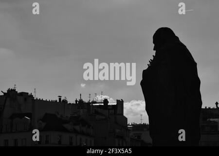 Eine Silhouette von Papst Johannes beim Beten in Paris Frankreich Stockfoto