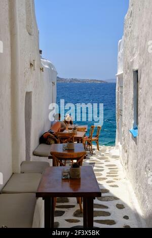 Blick auf eine malerische Bar am Meer in Mykonos Griechenland Stockfoto