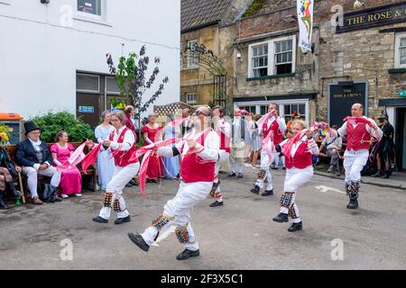 Hankies Gone Misry Morris-Tänzer aus Kalifornien, USA, werden am Eröffnungstag des Chippenham Folk Festivals 2019 abgebildet.Chippenham Wiltshire 25/5/19 Stockfoto