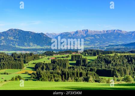 Die wunderschöne Landschaft der Voralpen im bayerischen Allgäu Stockfoto